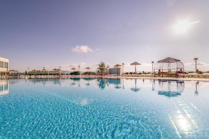 Imagen de la piscina del Hotel Armas Termal Resort. Foto 18