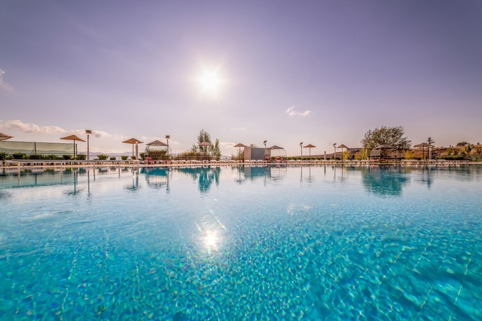 Imagen de la piscina del Hotel Armas Termal Resort. Foto 19