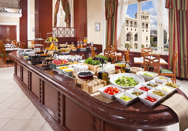 Imagen del bar/restaurante del Hotel Armenia Marriott Yerevan. Foto 2