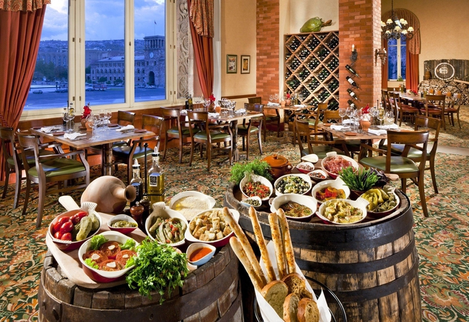 Imagen del bar/restaurante del Hotel Armenia Marriott Yerevan. Foto 5