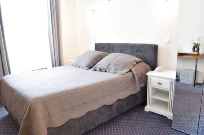 Imagen de la habitación del Hotel Armenonville. Foto 6