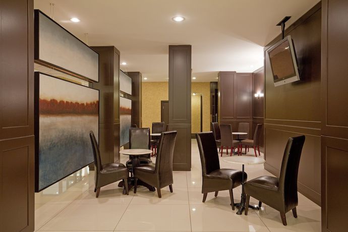 Imagen del bar/restaurante del Hotel Armon Plaza Montreal Airpt, Trademark Collection By Wyndham. Foto 2