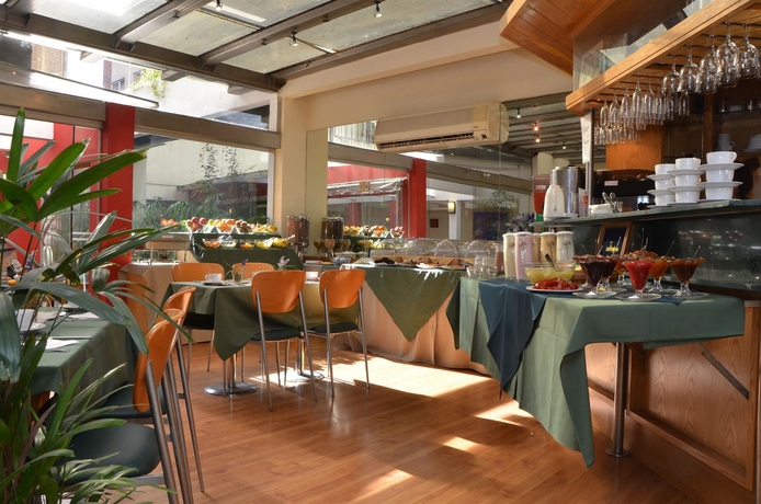 Imagen del bar/restaurante del Hotel Armon Suites. Foto 3