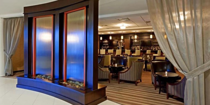 Imagen del bar/restaurante del Hotel Armoni Inn And Suites. Foto 3