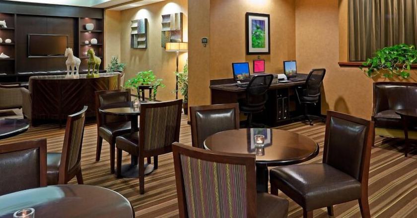 Imagen de los interiores del Hotel Armoni Inn And Suites. Foto 10