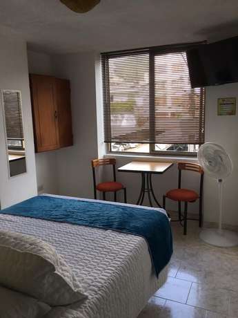 Imagen de la habitación del Hotel Armont. Foto 17