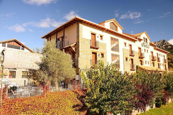 Imagen de los exteriores del Hotel Arnal. Foto 9