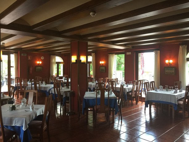 Imagen del bar/restaurante del Hotel Arnal. Foto 2