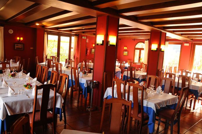 Imagen del bar/restaurante del Hotel Arnal. Foto 3