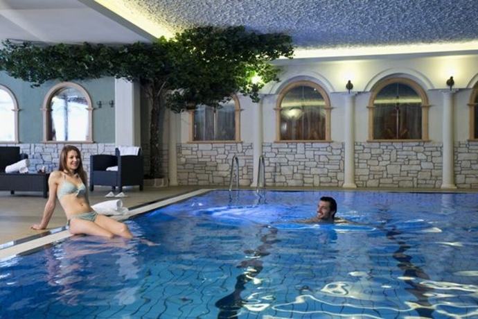 Imagen de la piscina del Hotel Arnika Wellness. Foto 18