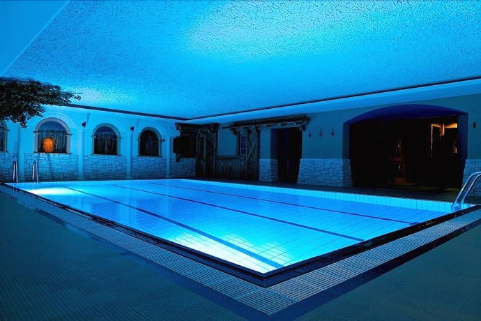 Imagen de la piscina del Hotel Arnika Wellness. Foto 19