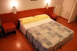 Imagen de la habitación del Hotel Arno. Foto 3