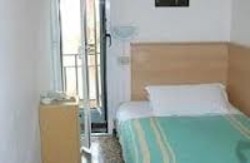 Imagen de la habitación del Hotel Arno. Foto 5