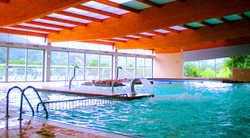 Imagen de la piscina del Hotel Arnoia Caldaria. Foto 16