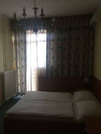 Imagen de la habitación del Hotel Arnold, Tatabanya. Foto 5