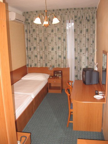 Imagen de la habitación del Hotel Arnold, Tatabanya. Foto 6