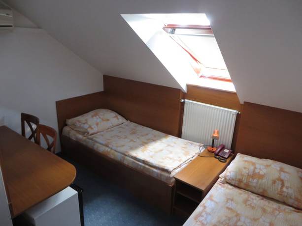 Imagen de la habitación del Hotel Arnold, Tatabanya. Foto 8