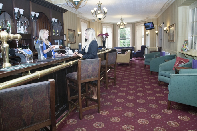 Imagen del bar/restaurante del Hotel Arnos Manor. Foto 1