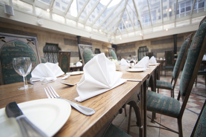 Imagen del bar/restaurante del Hotel Arnos Manor. Foto 2