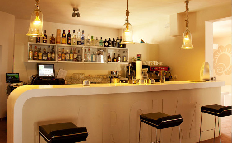 Imagen del bar/restaurante del Hotel Arohaz and Restaurante. Foto 2