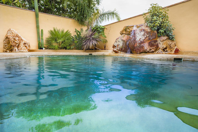 Imagen de la piscina del Hotel Arohaz and Restaurante. Foto 16