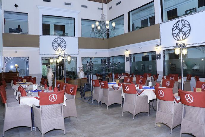 Imagen del bar/restaurante del Hotel Aroma, Chandigarh. Foto 2