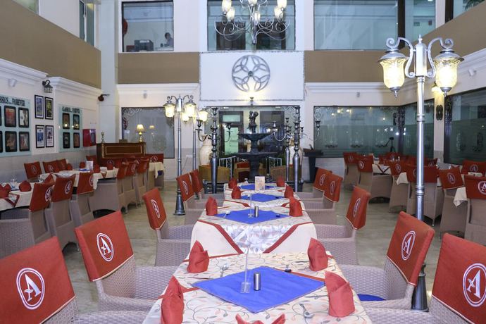 Imagen del bar/restaurante del Hotel Aroma, Chandigarh. Foto 3