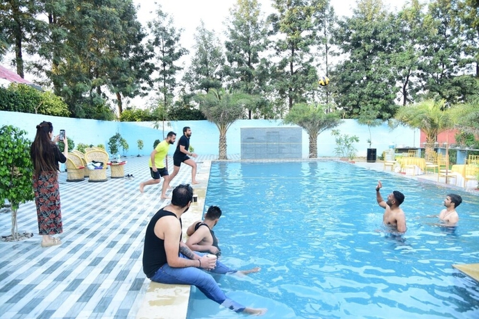 Imagen de la piscina del Hotel Aroma Green Resort. Foto 15