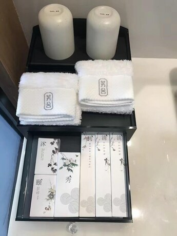 Imagen de la habitación del Hotel Aroma Hotel. Foto 8