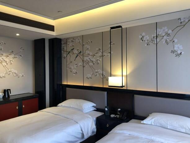 Imagen de la habitación del Hotel Aroma Hotel. Foto 11