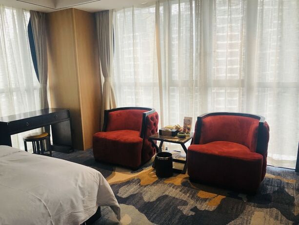 Imagen de la habitación del Hotel Aroma Hotel. Foto 15