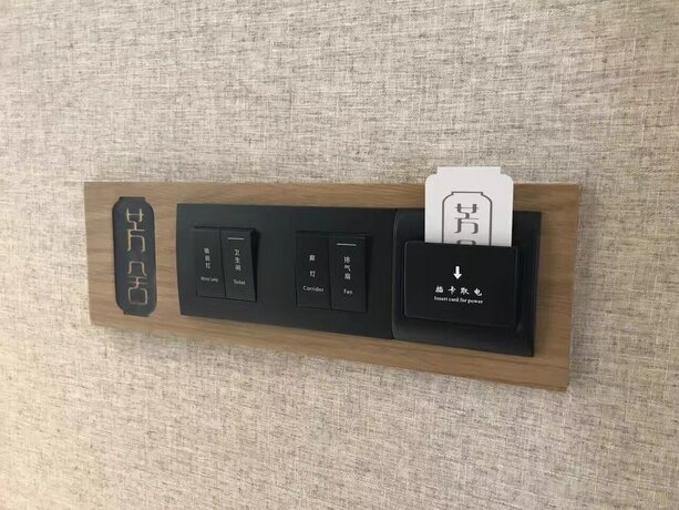 Imagen de la habitación del Hotel Aroma Hotel. Foto 16