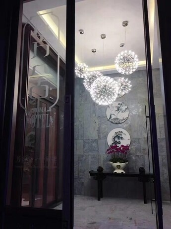 Imagen de los interiores del Hotel Aroma Hotel. Foto 19