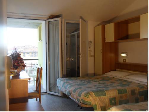 Imagen de la habitación del Hotel Aros, Rimini. Foto 5