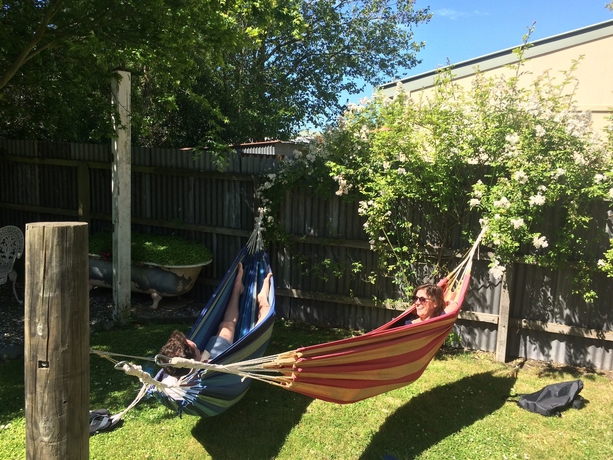 Imagen de los exteriores del Hotel Around The World Backpackers. Foto 8