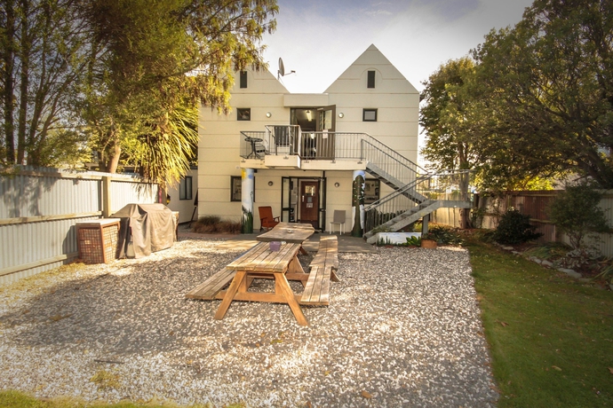 Imagen de los exteriores del Hotel Around The World Backpackers. Foto 9