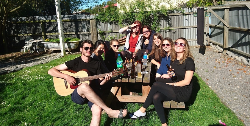 Imagen de los exteriores del Hotel Around The World Backpackers. Foto 11