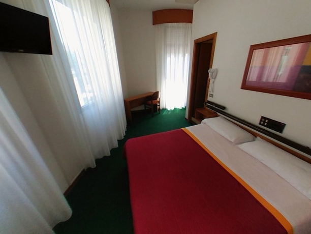 Imagen de la habitación del Hotel Arpa. Foto 10