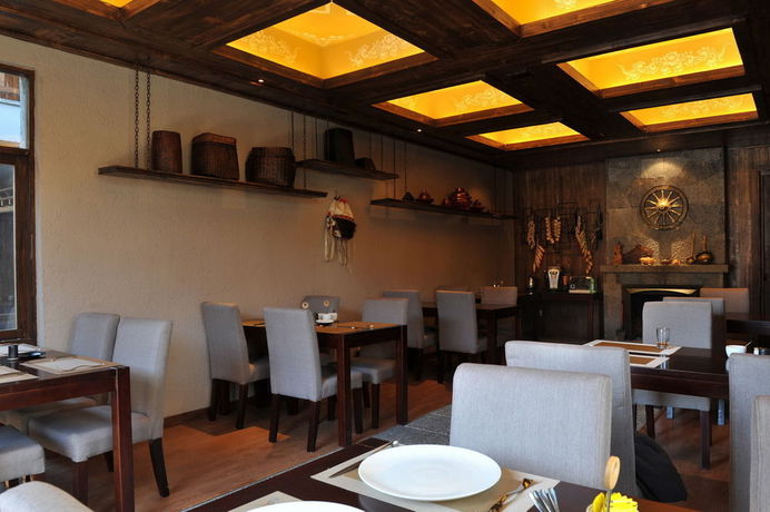 Imagen del bar/restaurante del Hotel Arro Khampa By Zinc Journey Shangri-la. Foto 2