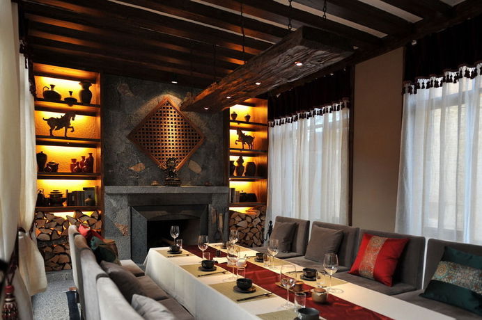 Imagen del bar/restaurante del Hotel Arro Khampa By Zinc Journey Shangri-la. Foto 3