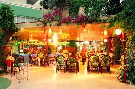 Imagen del bar/restaurante del Hotel Arsi Enfi City Beach. Foto 4