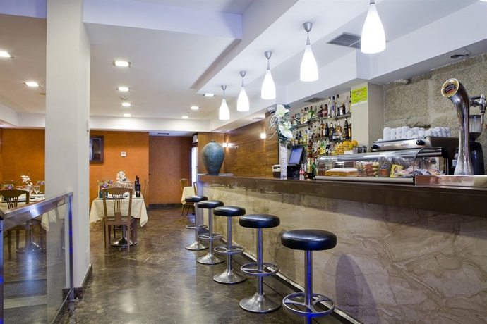 Imagen del bar/restaurante del Hotel Arsus. Foto 4