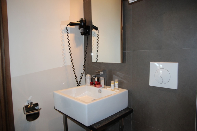 Imagen de la habitación del Hotel Art Batignolles. Foto 6