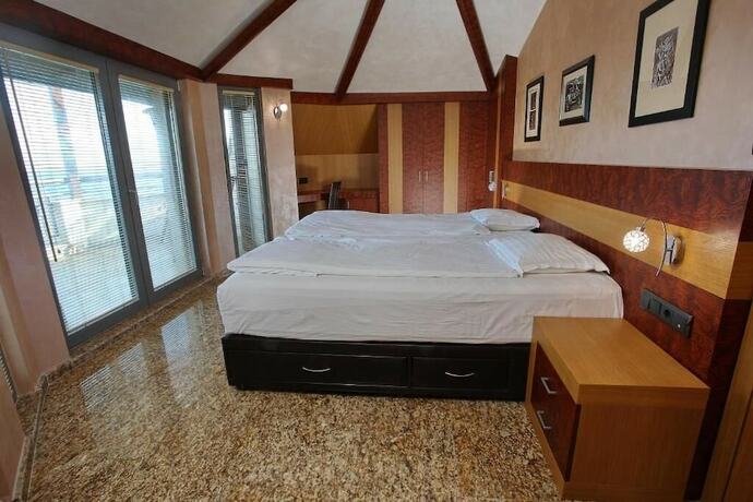 Imagen de la habitación del Hotel Art Complex Anel. Foto 14