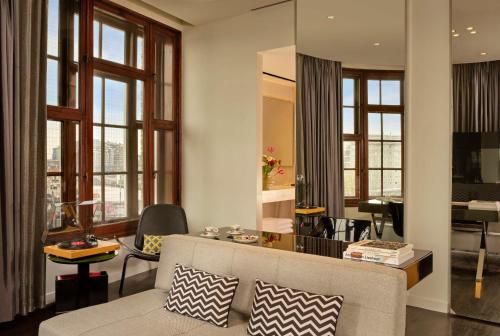 Imagen de la habitación del Hotel Art'Otel Amsterdam. Foto 20