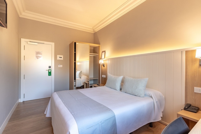 Imagen de la habitación del Hotel Artaza. Foto 17