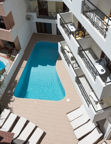 Imagen de la piscina del Hotel Artemis Apartments. Foto 14