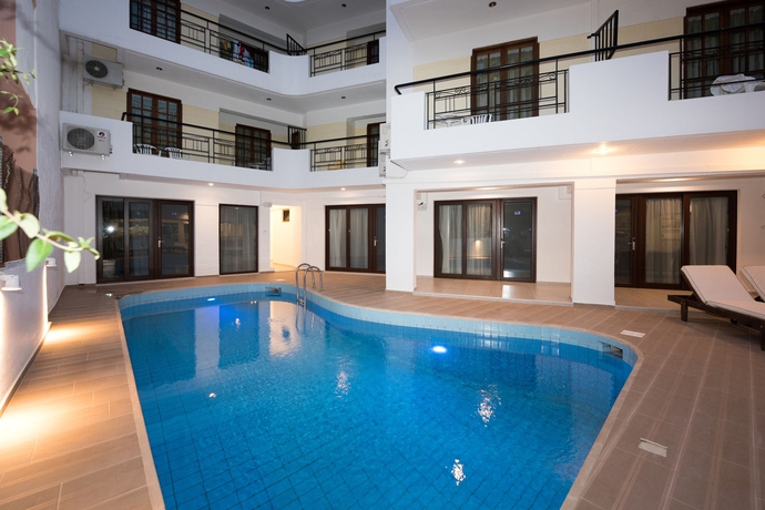 Imagen de la piscina del Hotel Artemis Apartments. Foto 15
