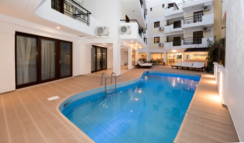 Imagen de la piscina del Hotel Artemis Apartments. Foto 16