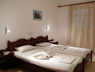 Imagen de la habitación del Hotel Artemis Bungalows. Foto 7